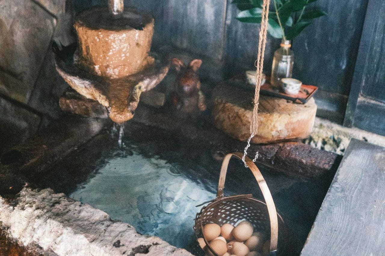 Cooking eggs in onsen water