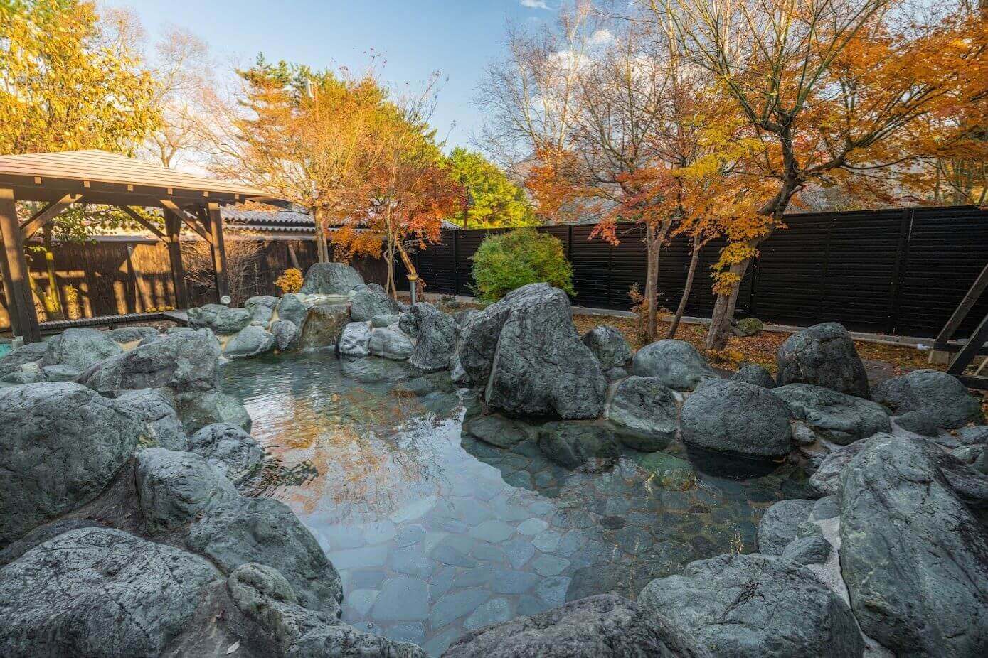 Picture of the main baths of Izumi no Yu Onsen in Yamanashi, Chubu