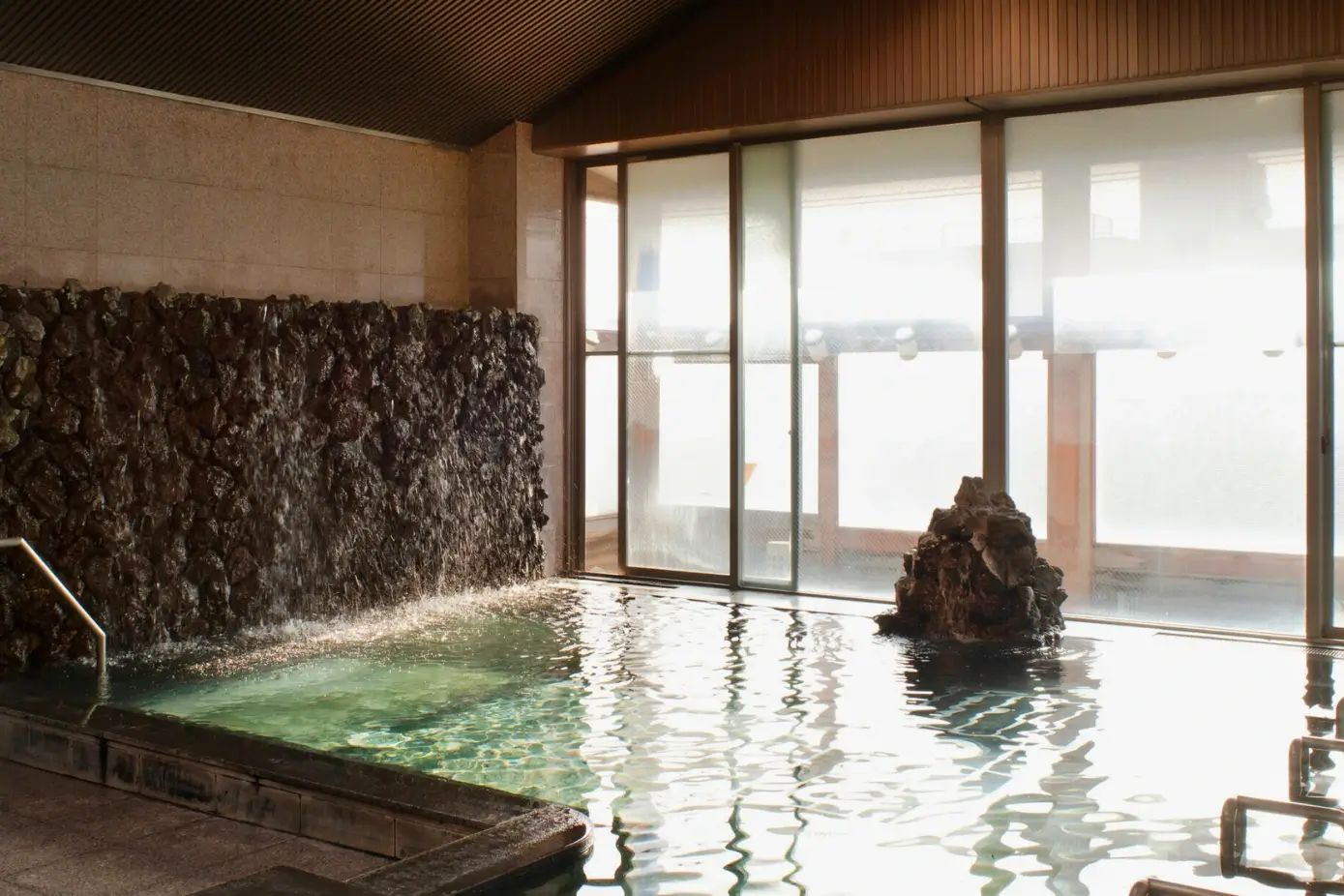 Picture of the main baths of Makoto no yu in Kyoto, Kansai