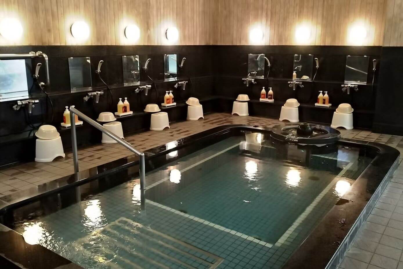 Picture of the main baths of Mandarayu Onsen in Hyogo, Kansai