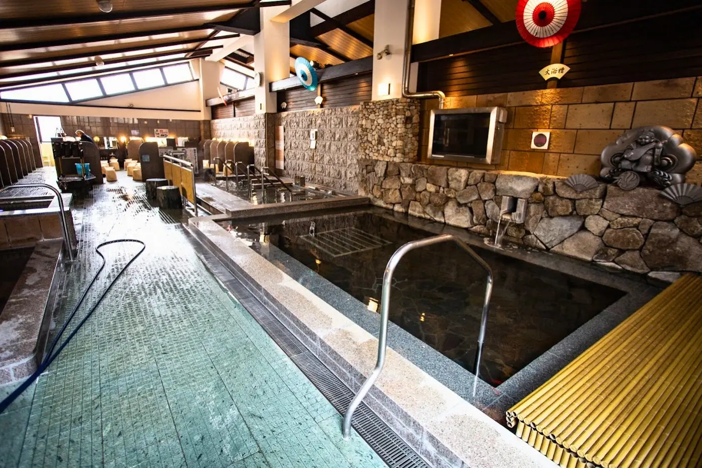 Picture of the main baths of Tenzan no Yu in Kyoto, Kansai
