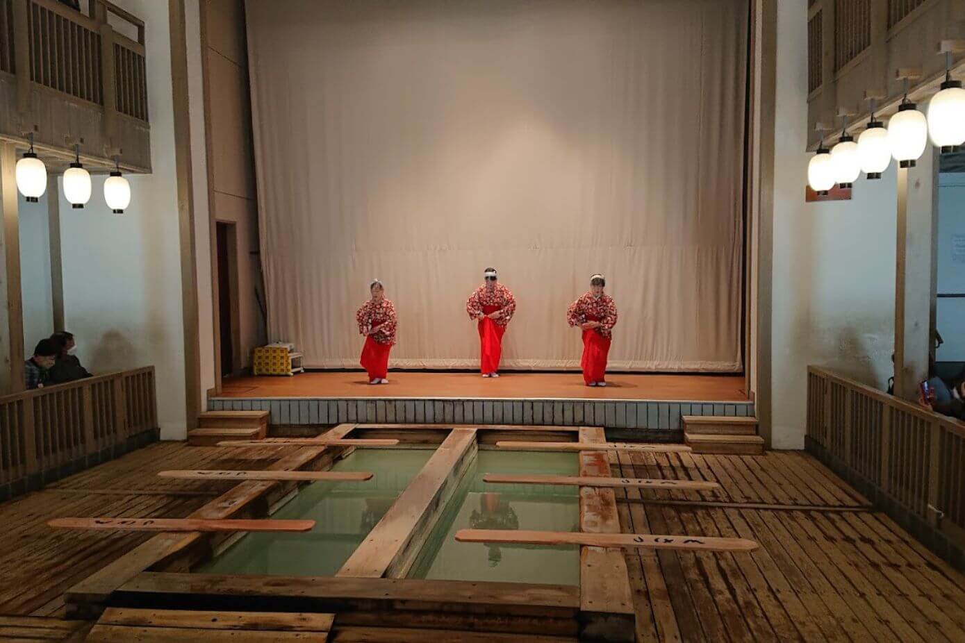 Introduction to Yumomi performance in Kusatsu Onsen